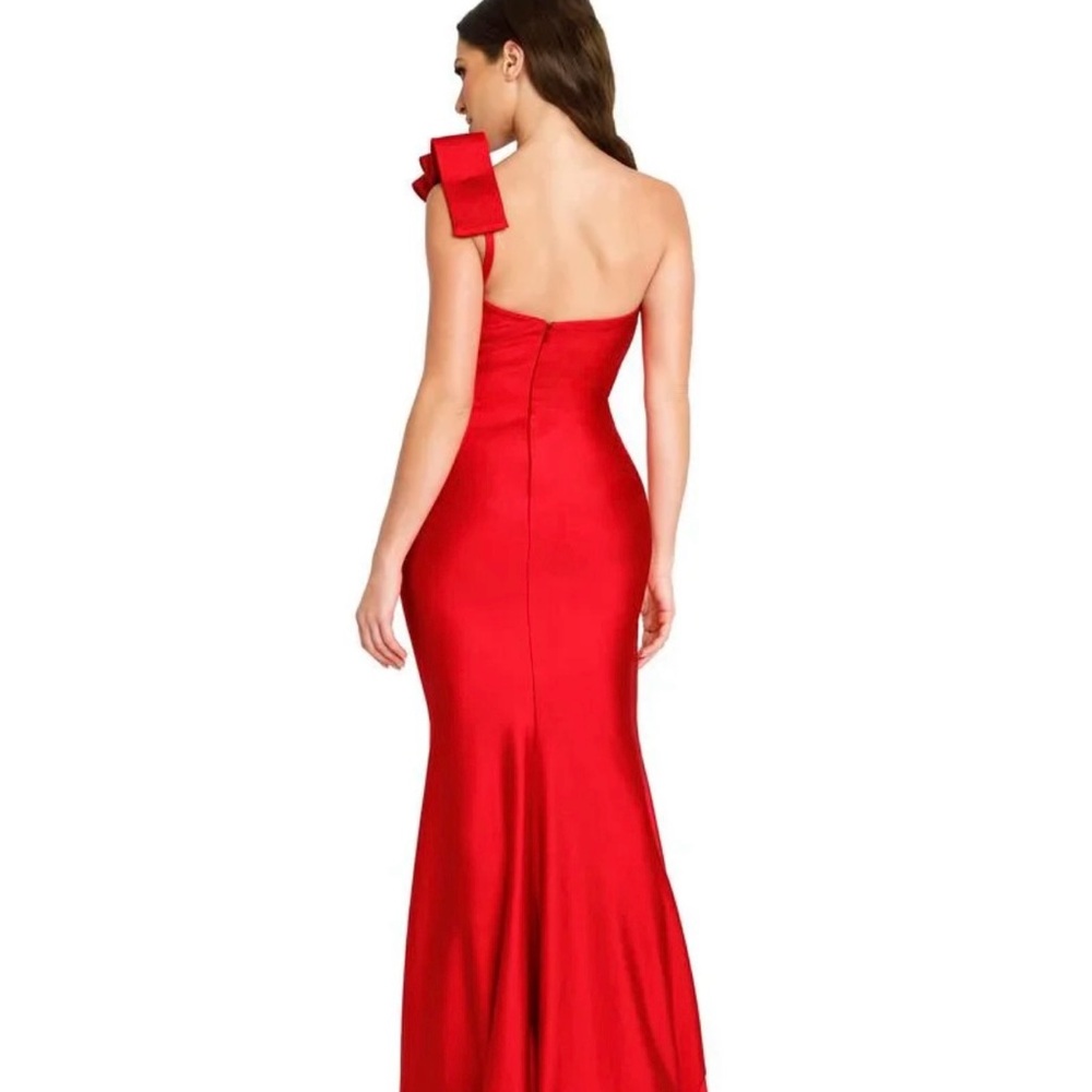 Never worn- Woman’s one shoulder gown - Picture 5 of 5